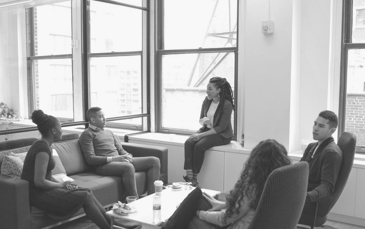 Arbeitsplatz mit Finanzunterlagen und Laptop